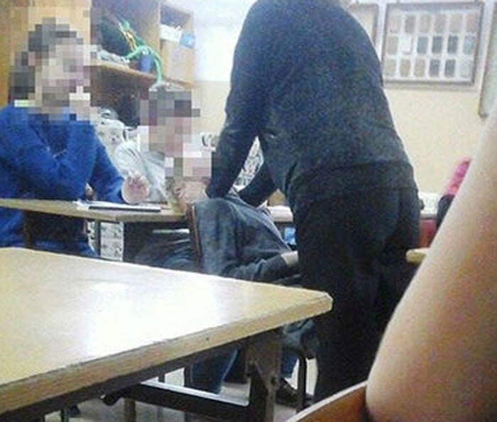Una profesora intenta estrangular a un alumno que sufre un ataque de epilepsia