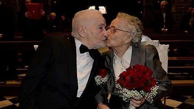 Una pareja de ancianos se casa tras reencontrarse 70 años después en Facebook