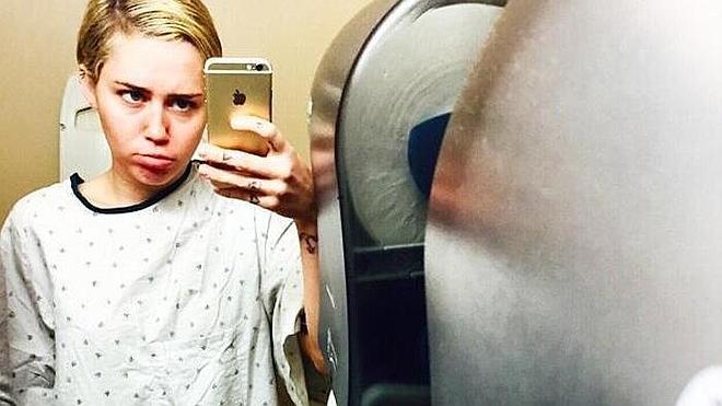 Miley Cyrus, con bata de hospital