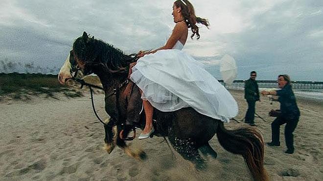 Una novia cae de un caballo durante un reportaje fotográfico