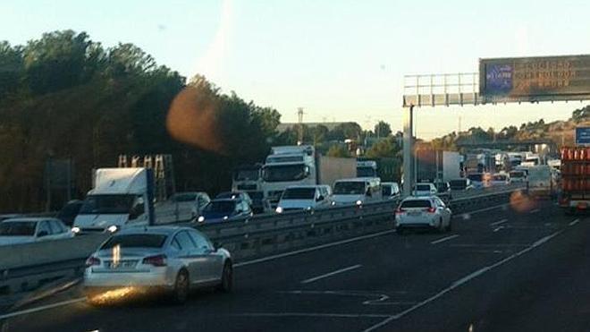 Un accidente colapsa de nuevo el by-pass a la altura de Paterna