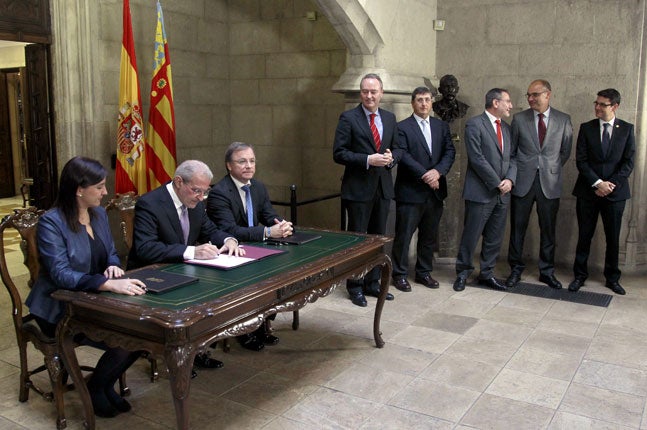 El Consell firma el convenio con las universidades públicas para asumir 284 millones de deuda