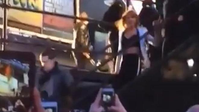 Taylor Swift se cae por las escaleras en Times Square