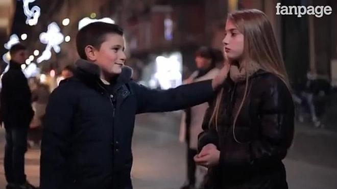 La reacción de unos niños cuando les piden agredir a una niña