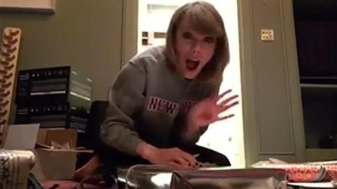 Taylor Swift envía regalos a sus fans por Navidad