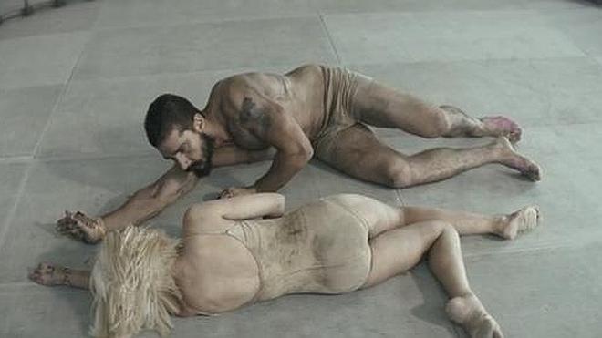 Shia LaBeouf protagoniza en calzoncillos 'Elastic Heart', el nuevo videoclip de Sia