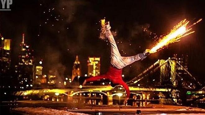 Acróbatas bailan con fuegos artificiales en sus pies