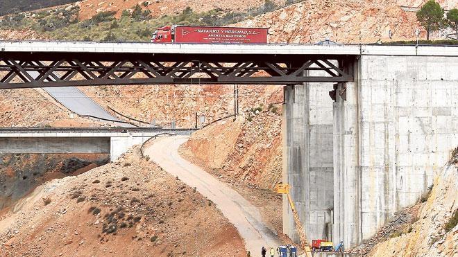 Las obras de reparación del viaducto de Contreras llevan un año pendientes
