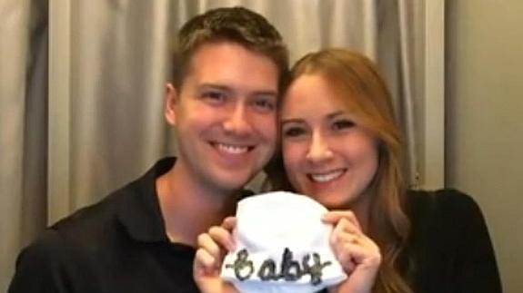 Sorpresa conmovedora: le dice que va a ser padre en un fotomatón