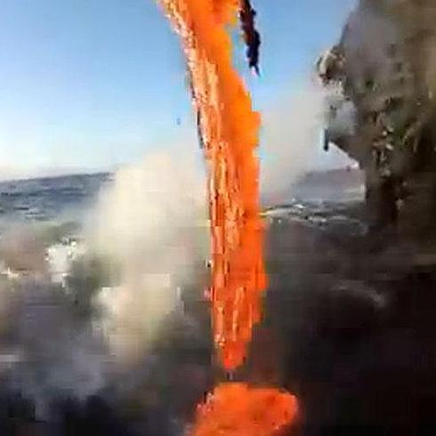 ¿Qué pasa cuando la lava de un volcán entra en contacto con el agua del mar?