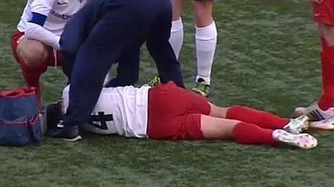 Un árbitro le rompe la nariz a un jugador en un partido