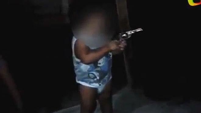 Una madre graba a su hijo jugando con un arma