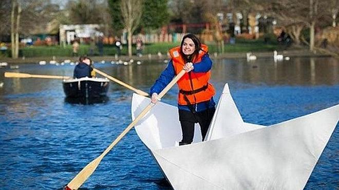 Crean un barco gigante de papel que consigue navegar por un lago
