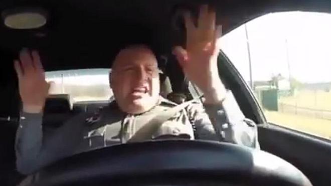 Triunfa el vídeo de un policía que patrulla cantando Taylor Swift
