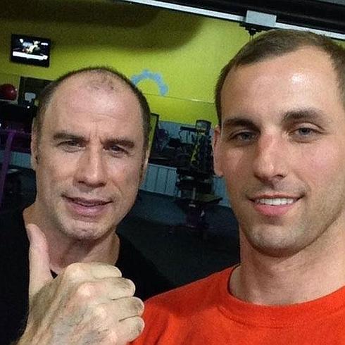 John Travolta, calvo y sin peluca, revoluciona las redes con un 'selfie'