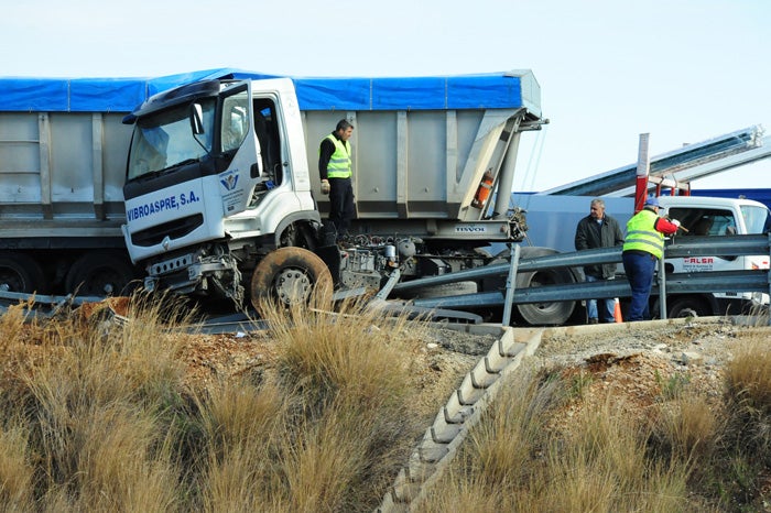 Un camión queda colgando tras esquivar a un vehículo en sentido contrario