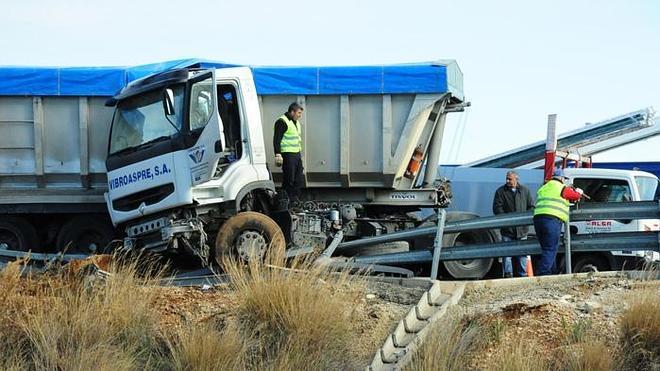 Un camión queda colgando tras esquivar a un vehículo en sentido contrario