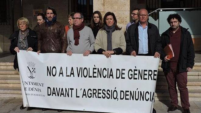 Dénia guarda un minuto de silencio para rechazar el asesinato de la mujer de Orba