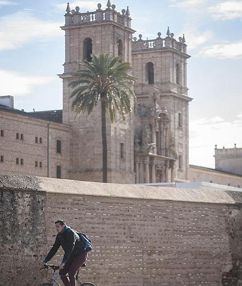 El muro de San Miguel de los Reyes vuelve a estar en pie