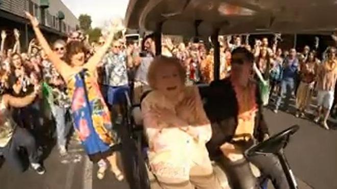 Betty White, sorprendida con un 'flashmob' para celebrar su 93 cumpleaños
