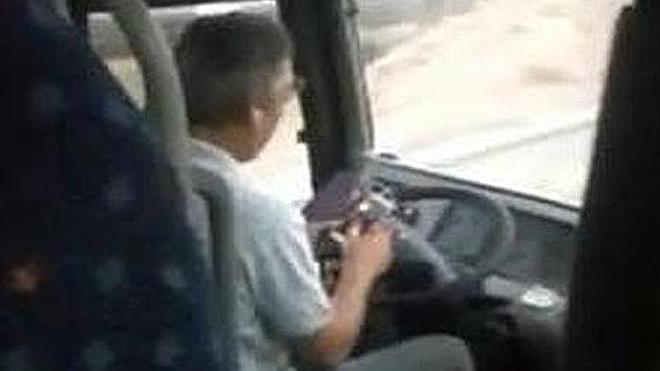 Conduce un bus escolar en Valencia mientras usa el WhatsApp