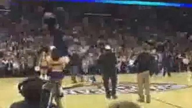 El violento balonazo del cómico Will Ferrer a una animadora en pleno partido
