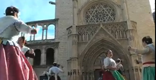 Danza y folclore en la Plaza de la Virgen