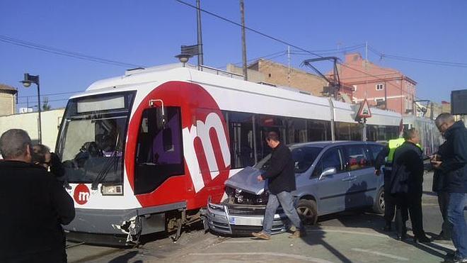 Un coche se estrella contra el tranvía en el Cabanyal