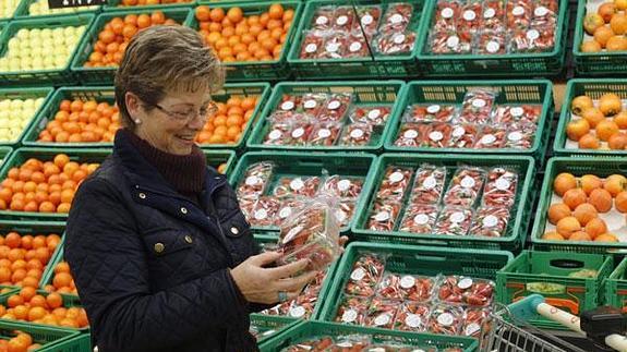 Mercadona aumenta un 10 % la compra de fresón de Huelva