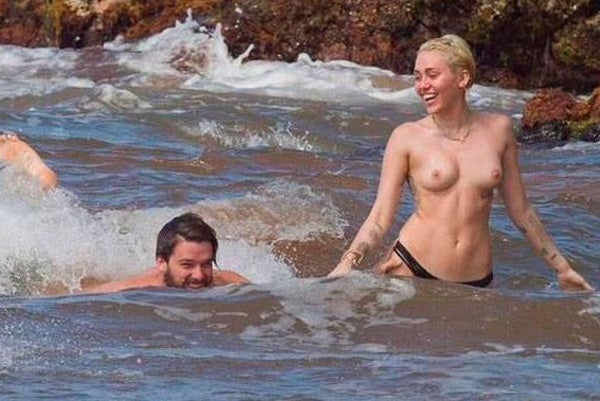 Miley Cyrus, pillada en topless en la playa junto a su novio Patrick Schwarzenegger