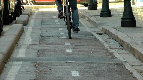 Los ciclistas denuncian el estado del carril bici en Rubén Vela