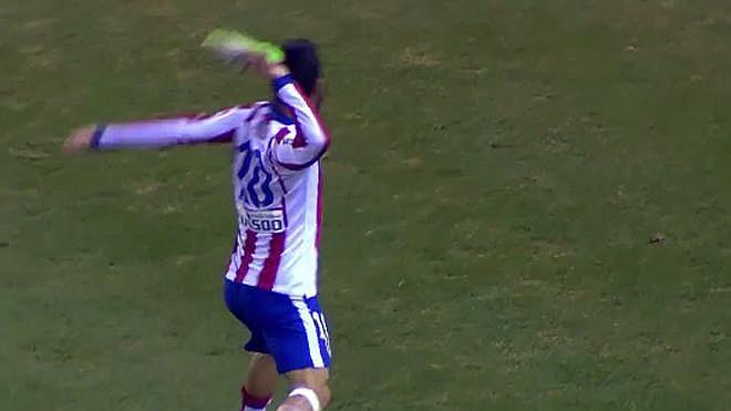 Arda Turán tira su bota al linier