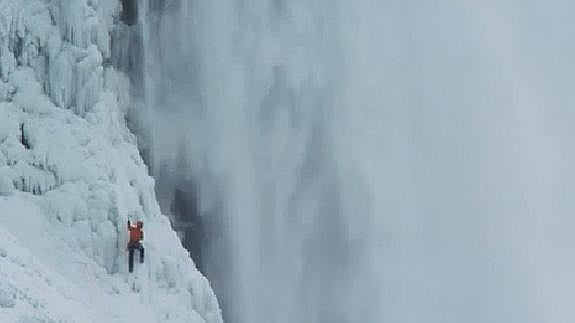 Escala las cataratas del Niágara heladas