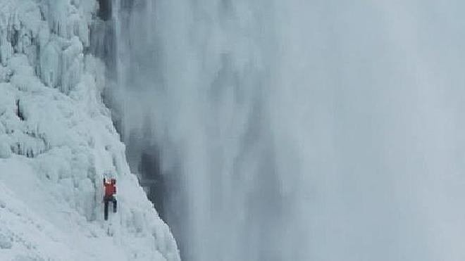 Escala las cataratas del Niágara heladas