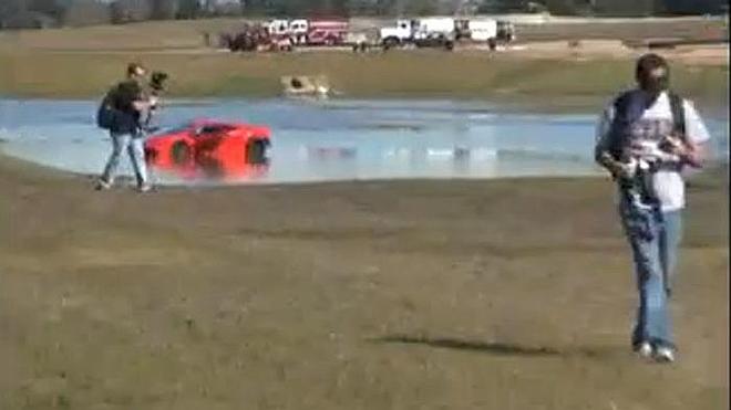 Acelera demasiado y acaba con su Lamborghini Gallardo dentro de un estanque