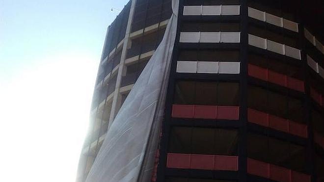 El viento provoca el desprendimiento de las lonas de Mestalla