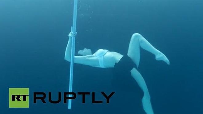 El arte de practicar 'pole dance'... debajo del agua