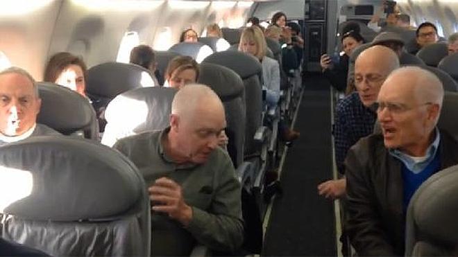 Un cuarteto canta en un avión y arrasa en Youtube