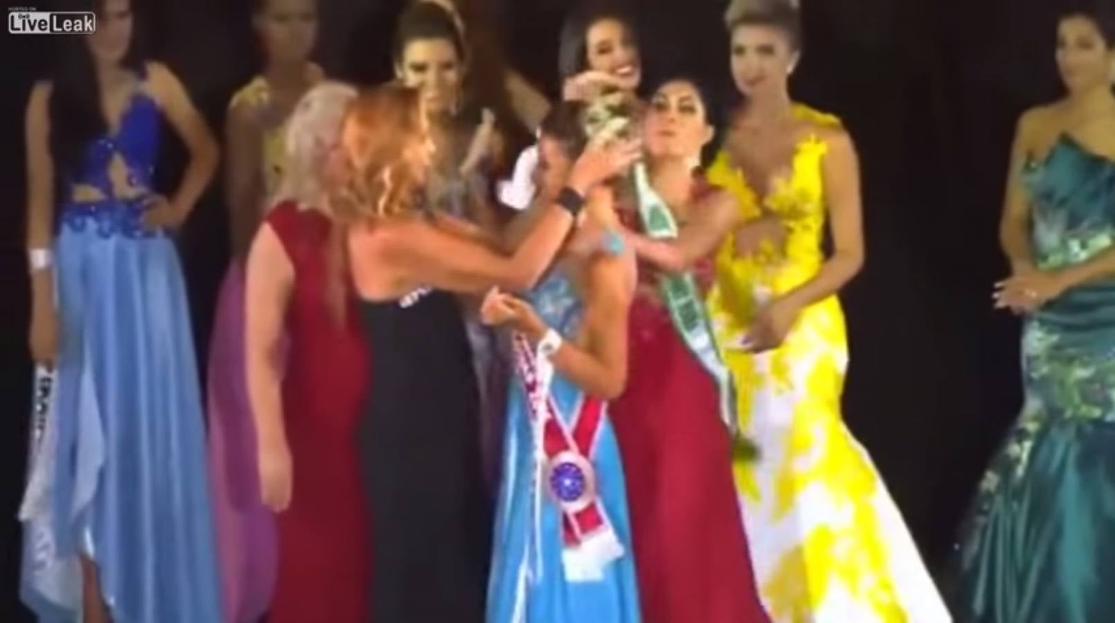 La finalista de Miss Amazonas le arranca la corona a la ganadora