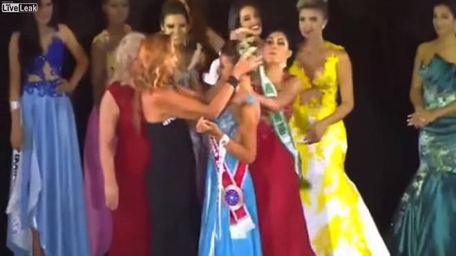 La finalista de Miss Amazonas le arranca la corona a la ganadora