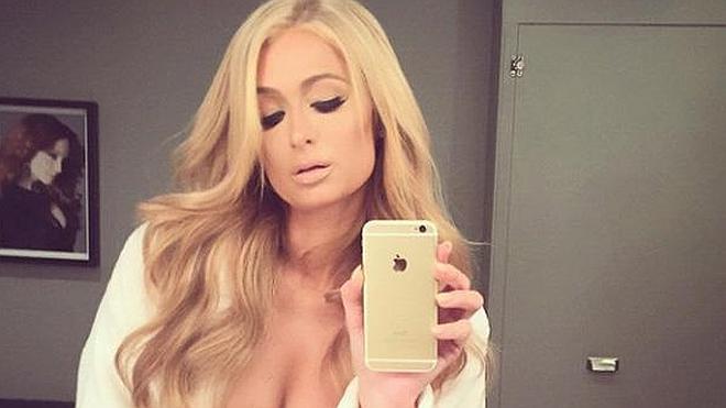 Una foto del escote de Paris Hilton desata los rumores sobre un posible aumento de pecho