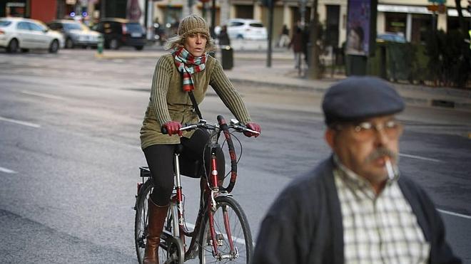 La DGT estudia que las bicis lleven matrícula, seguro y permiso de circulación