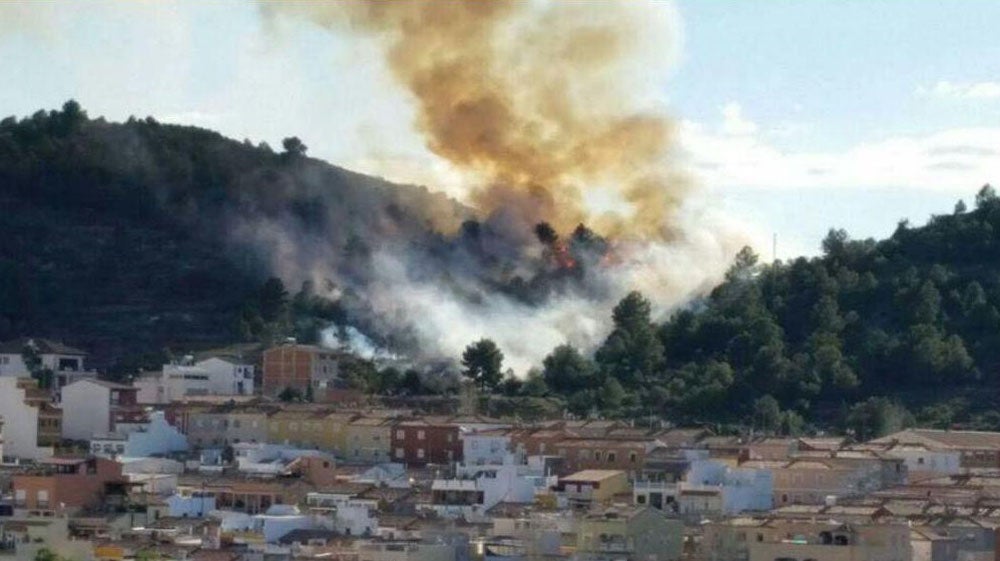 Un incendio en la Vall d'Uixò obliga a desalojar un colegio por prevención