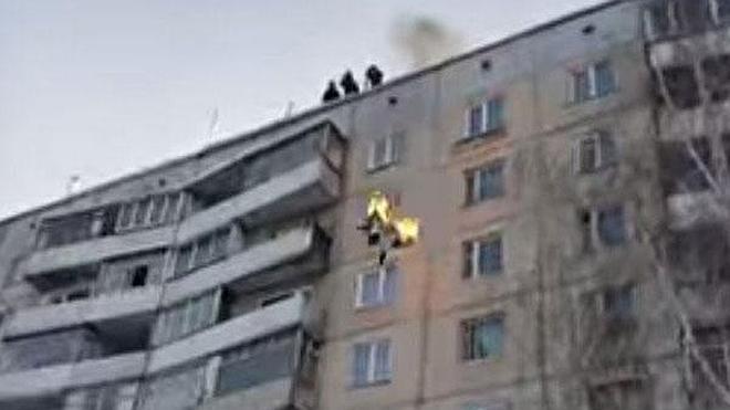 Un acróbata ruso se prende fuego y se tira del noveno piso
