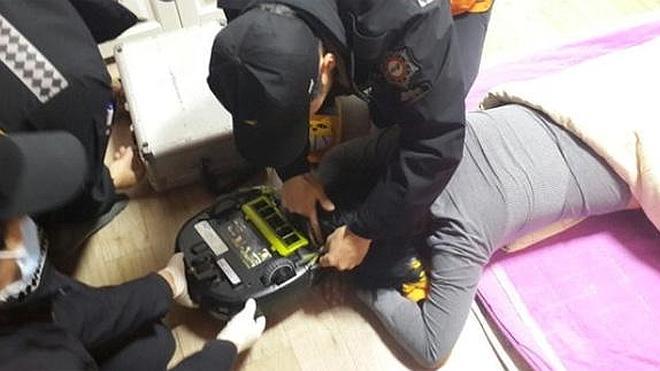 Un robot aspiradora engancha del pelo a una mujer mientras duerme
