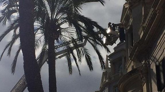 Hallan grietas en una de las gárgolas de la fachada del Ayuntamiento