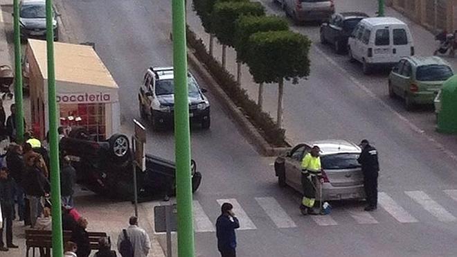 Un coche vuelca en la Pobla de Vallbona y está a punto de empotrarse contra la terraza de un bar