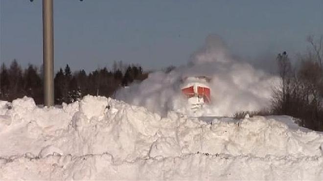 Espectacular vídeo de un tren que se abre paso a través de la nieve