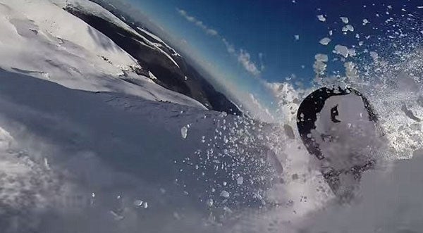 Graba con una GoPro cómo una avalancha casi acaba con su vida