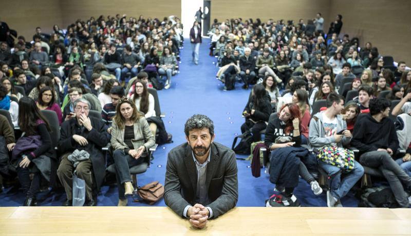 Más de 400 estudiantes acuden a la charla de Alberto Rodríguez, director de ‘La isla mínima’, en Valencia